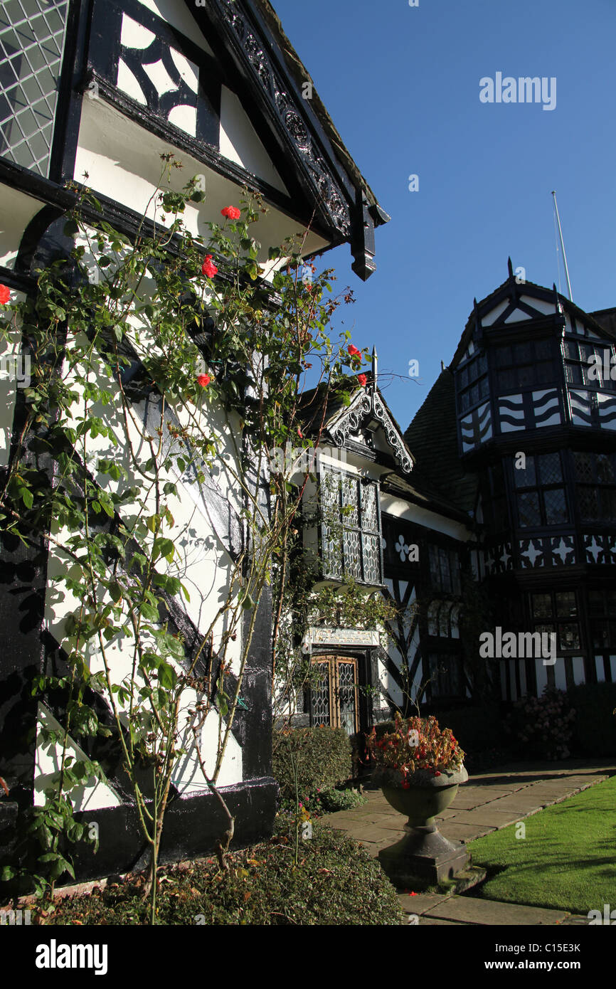 Gawsworth Old Hall, en Angleterre. Vue d'automne précoce de roses en poussant sur l'élévation ouest de Gawsworth Old Hall. Banque D'Images