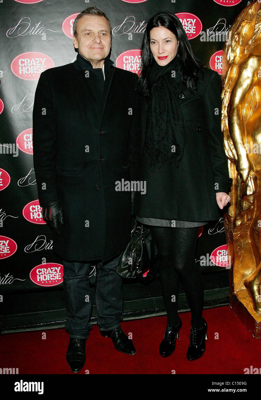 Jean-Charles de Castelbajac et femme Mareva Galanter Paris Fashion Week -  Dita Von Teese au Crazy Horse - à l'intérieur d'arrivants Photo Stock -  Alamy