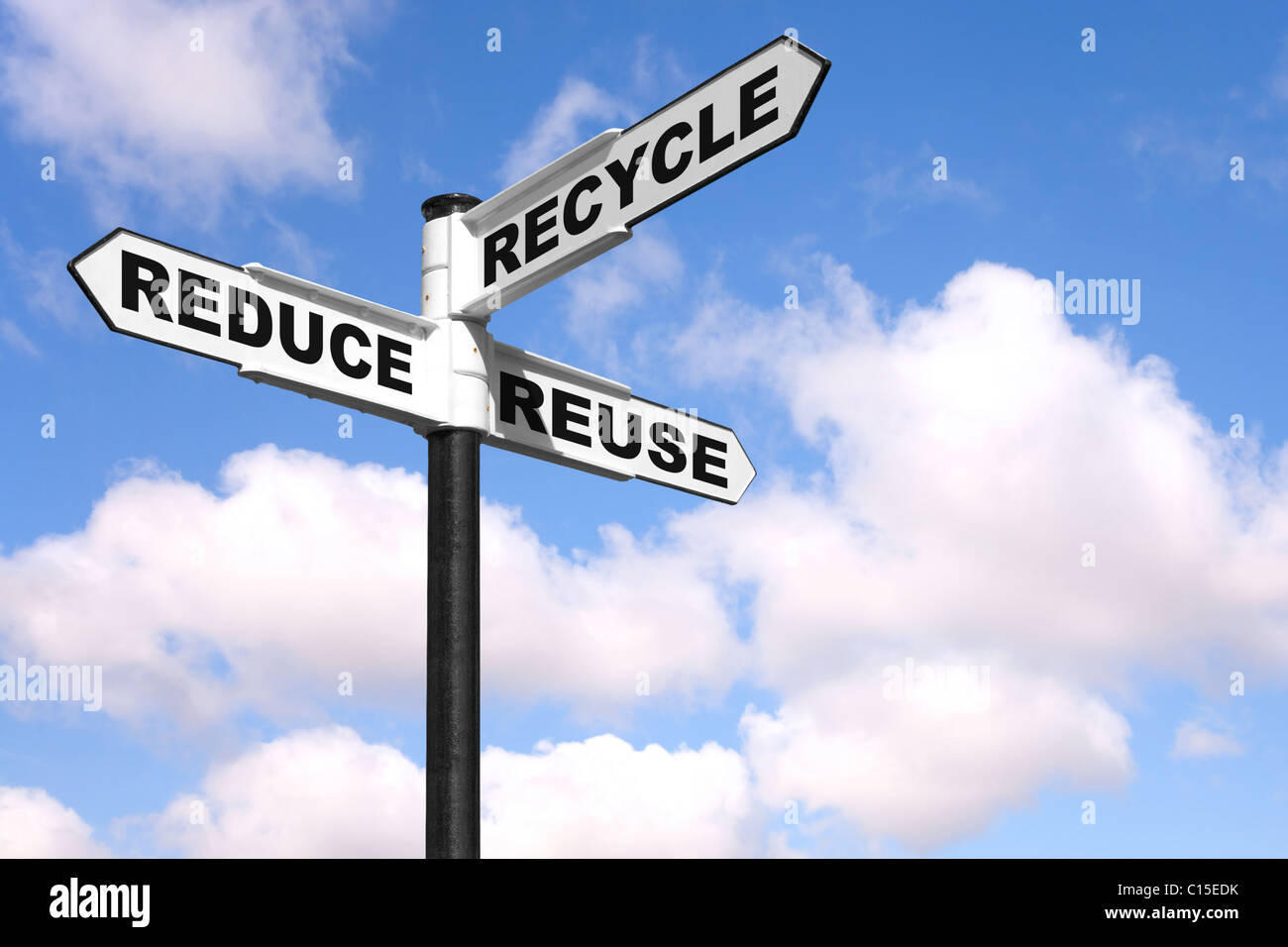 Concept de recyclage de l'image d'une enseigne sur un fond de ciel avec le Rs 3 sur les flèches, réduire, recycler, réutiliser. Banque D'Images