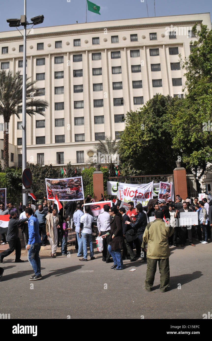 Les manifestants en face de la Ligue arabe de protestation contre le régime et la brutalité de 33 ans ofYemen Le Président Ali Abdullah Saleh Banque D'Images