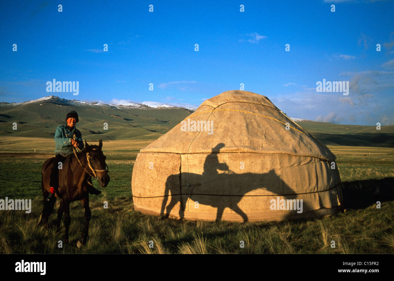 Le cheval et le cavalier en face d'une yourte, Moldo-Too Mountain Range, Song-Kul, du Kirghizistan, de l'Asie centrale Banque D'Images