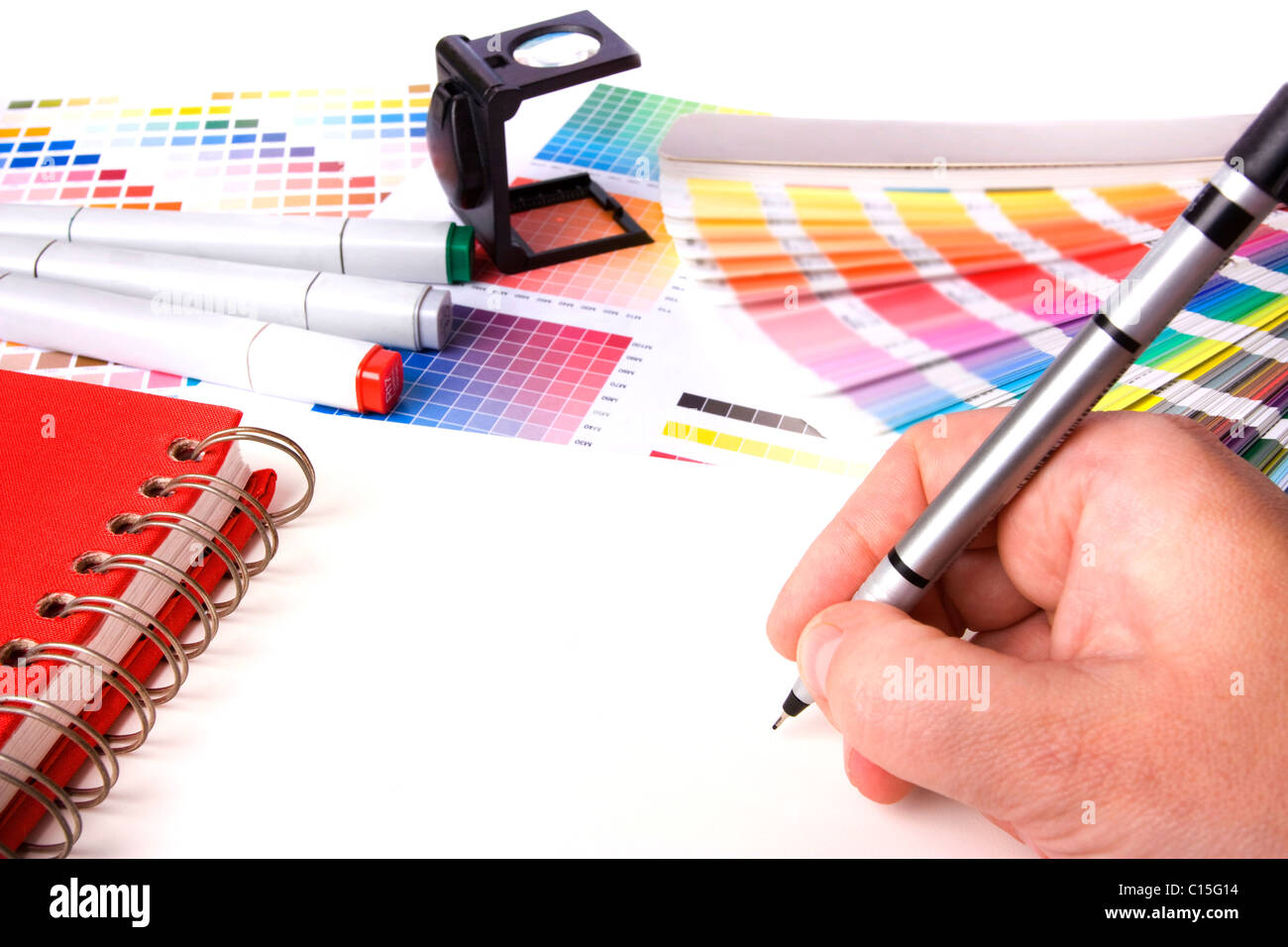 La conception graphique et les nuances de couleur et des stylos sur un bureau Banque D'Images