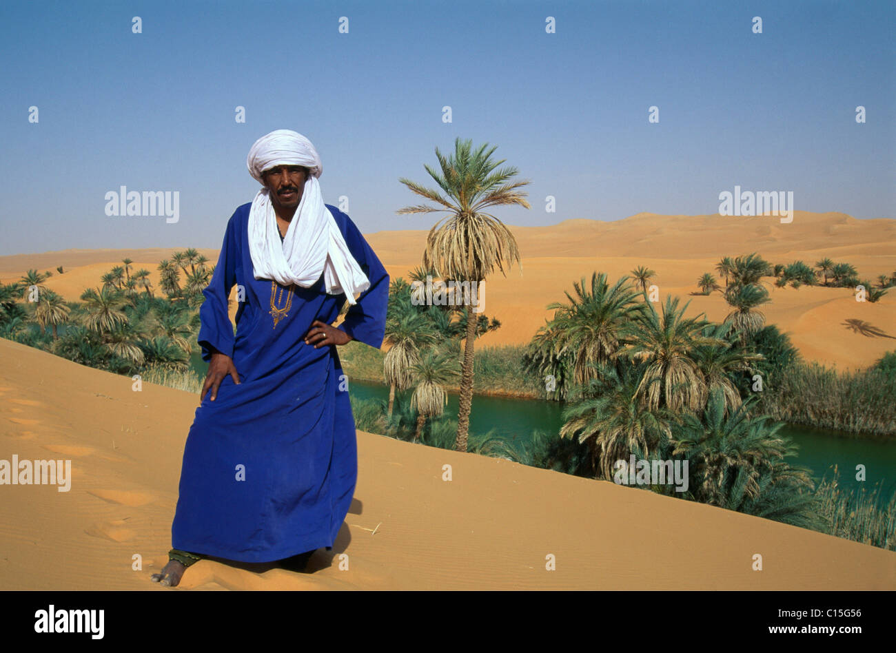 Homme touareg debout à côté d'Um El Ma, lac Lacs Awbari, Lacs Mandara, la Libye, l'Afrique du Nord Banque D'Images