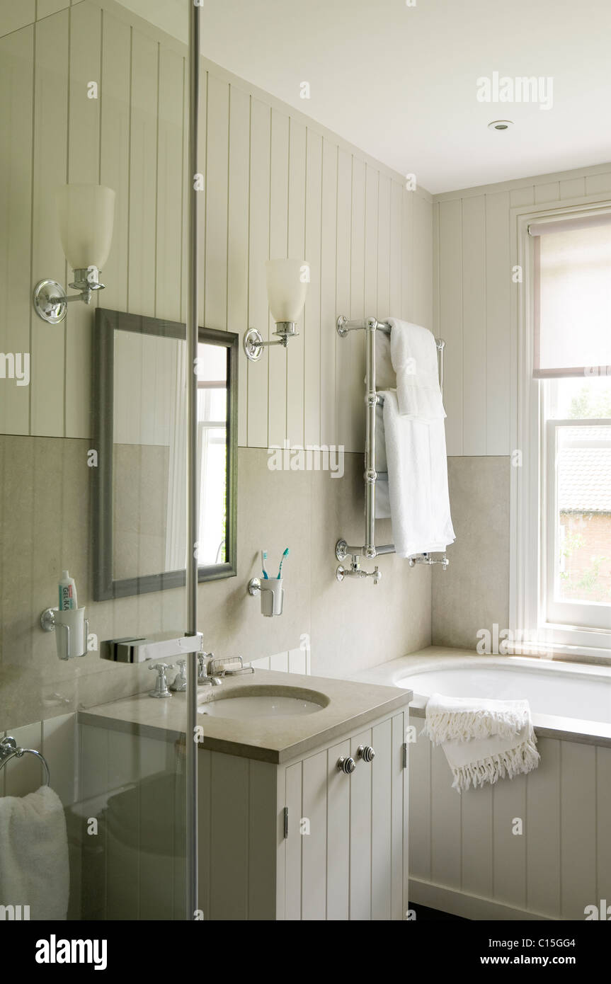 Tous les bains blanc avec lambris et d'appliques murales Banque D'Images