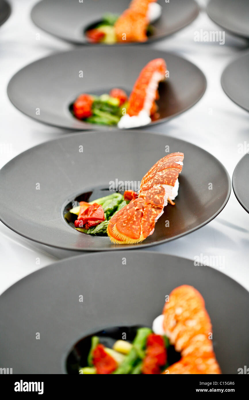 Cornish salade de homard, asperges aux herbes du jardin, de la chaux et de vinaigrette haricots noirs Banque D'Images