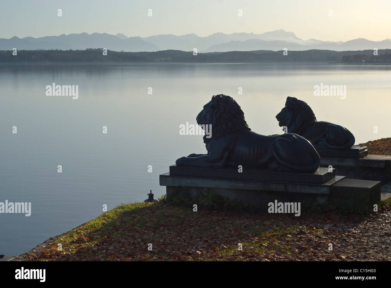 Des statues de lion avec des Alpes allemandes et le lac Banque D'Images