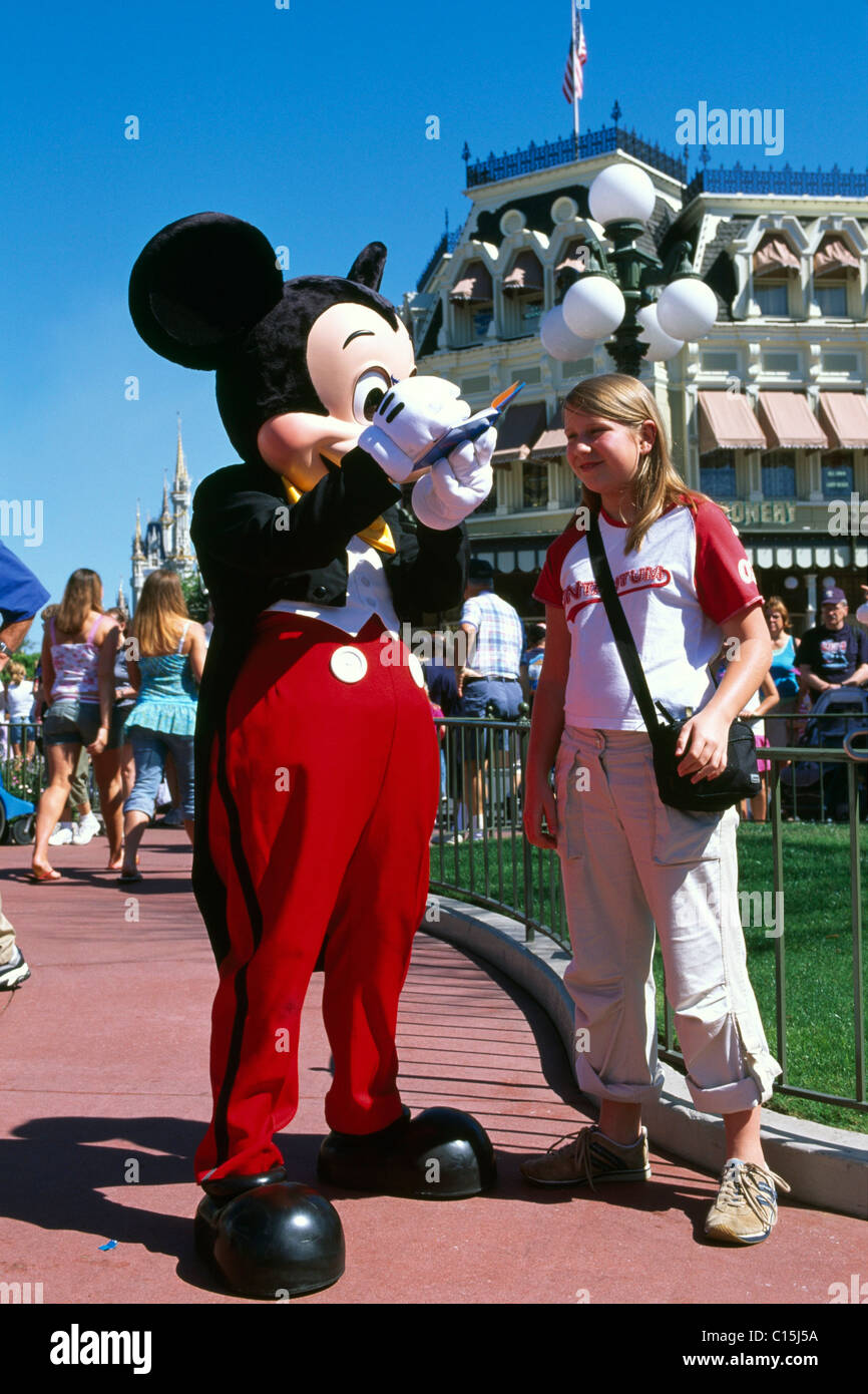Mickey Mouse en donnant une fille son autographe, Disneyworld, Disney World, Orlando, Floride, USA Banque D'Images