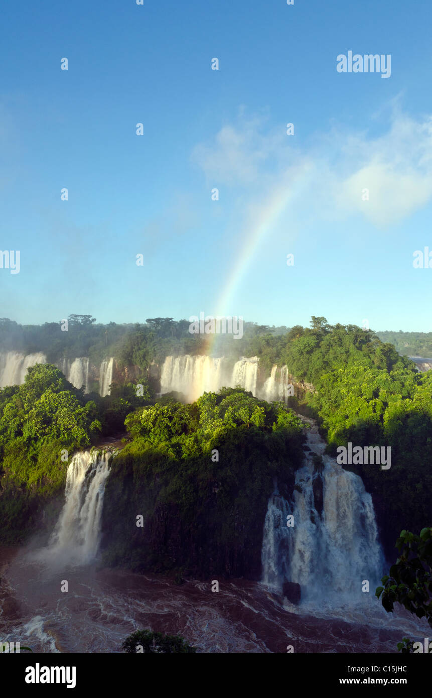 Au-dessus de la cascade arc-en-ciel d'Iguaçu dans le parc national d'Iguaçu, Brésil, Porto Banque D'Images