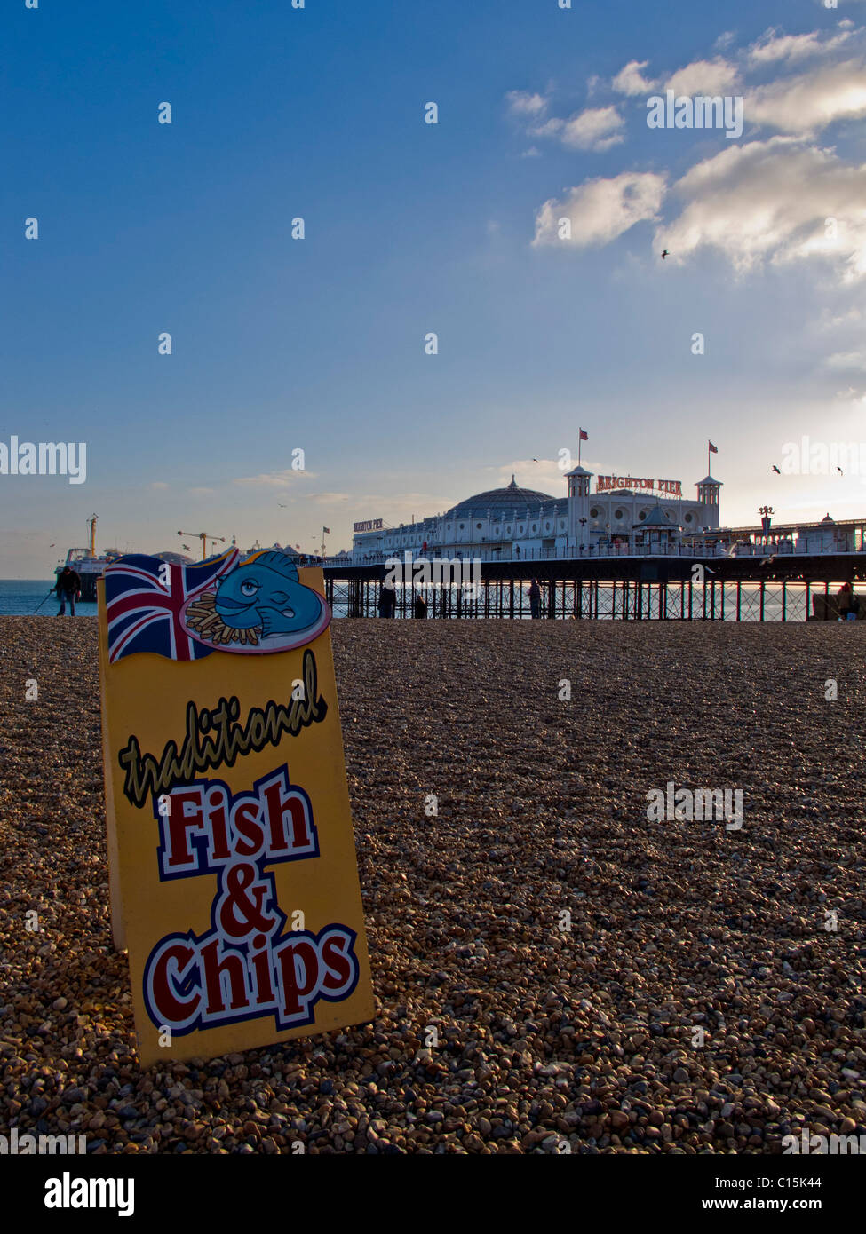 Vue sur la jetée de Brighton avec signe traditionnel fish and chips. Banque D'Images