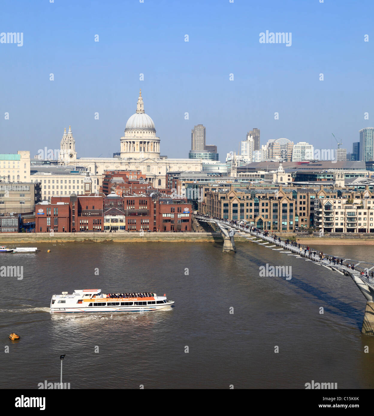 Millennium Bridge sur la Tamise à Londres Banque D'Images