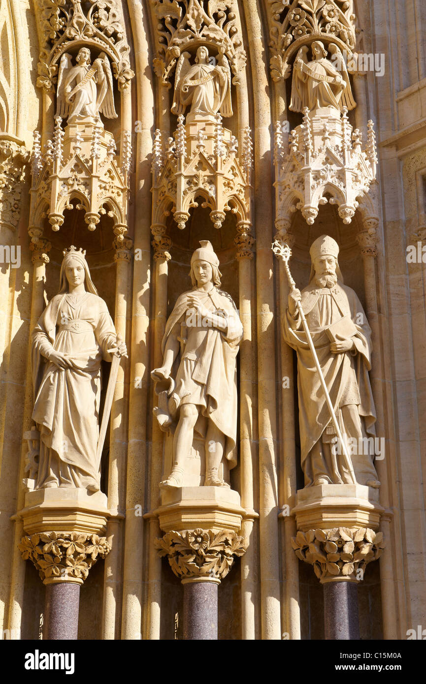 Les statues de style néogothique de la cathédrale de l'Assomption de la Bienheureuse Vierge Marie, Zagreb, Croatie Banque D'Images