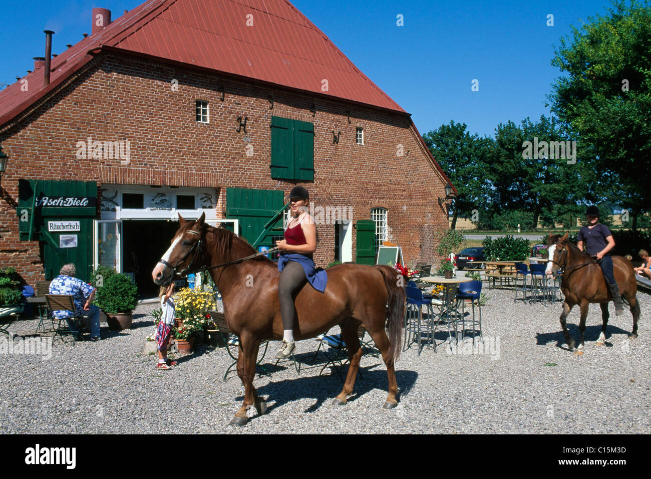 Les cavaliers en face de la ferme, Bauernhof-Cafe Cafe de Gut Goertz, Schleswig-Holstein, Allemagne, Europe Banque D'Images