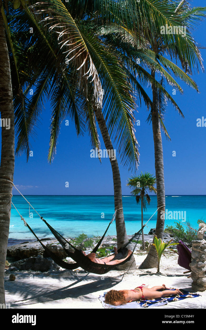 Des hamacs sur la Bahia de Punta Soliman plage sur la Riviera Maya River, Yucatan, Mexique, Amérique du Nord Banque D'Images