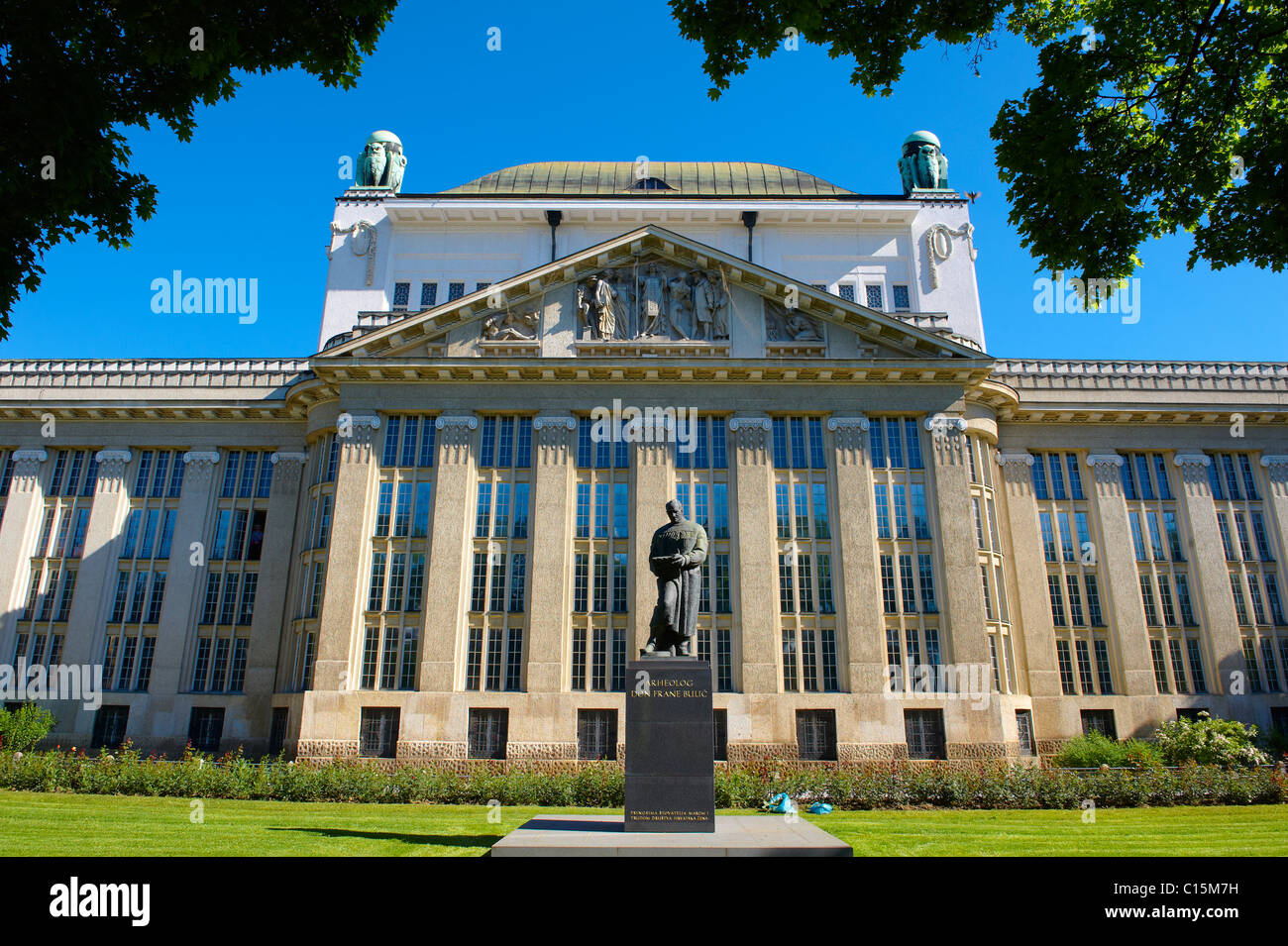 Archives de l'État croate Hrvatski državni arhiv bâtiment [ ], avec statue d'archéologue Frane Bulić, Zagreb, Croatie Banque D'Images