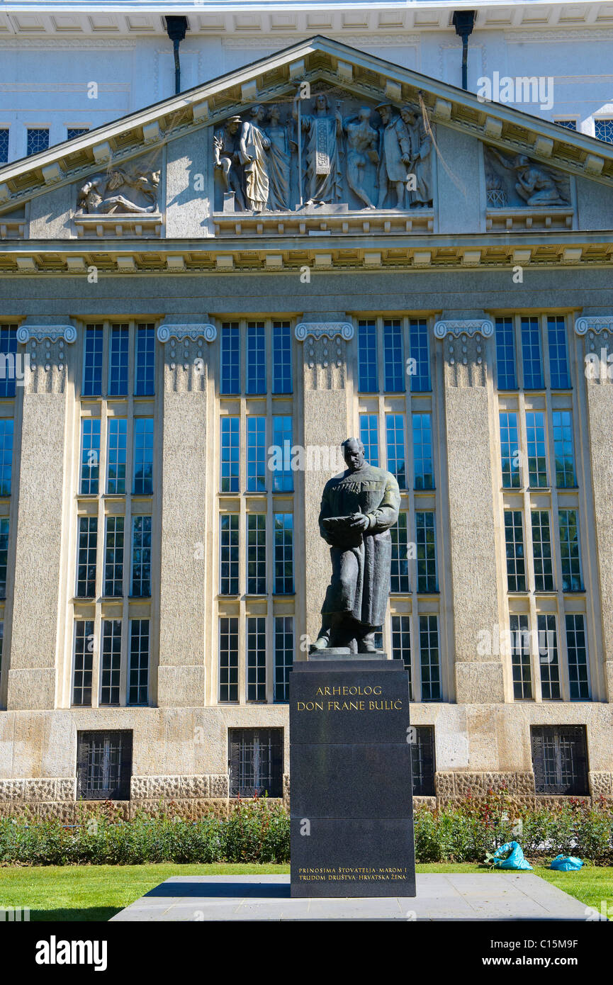 Archives de l'État croate Hrvatski državni arhiv bâtiment [ ], avec statue d'archéologue Frane Bulić, Zagreb, Croatie Banque D'Images
