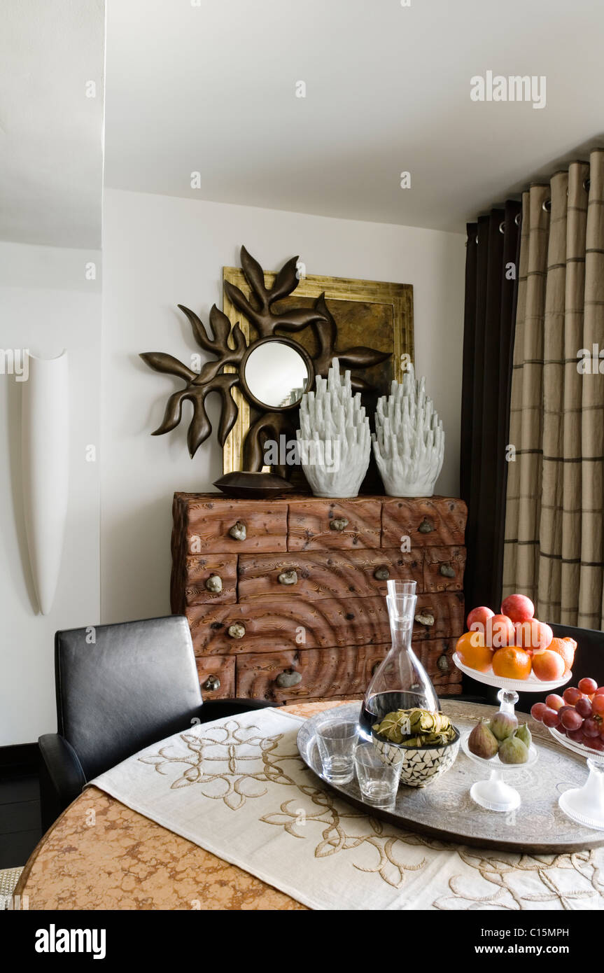 Karl Hahn coral tulip en forme de vases-sur un sablé, Philippe Starck dans la poitrine en bois Salle à manger avec marbre Rosso Verona table-top Banque D'Images