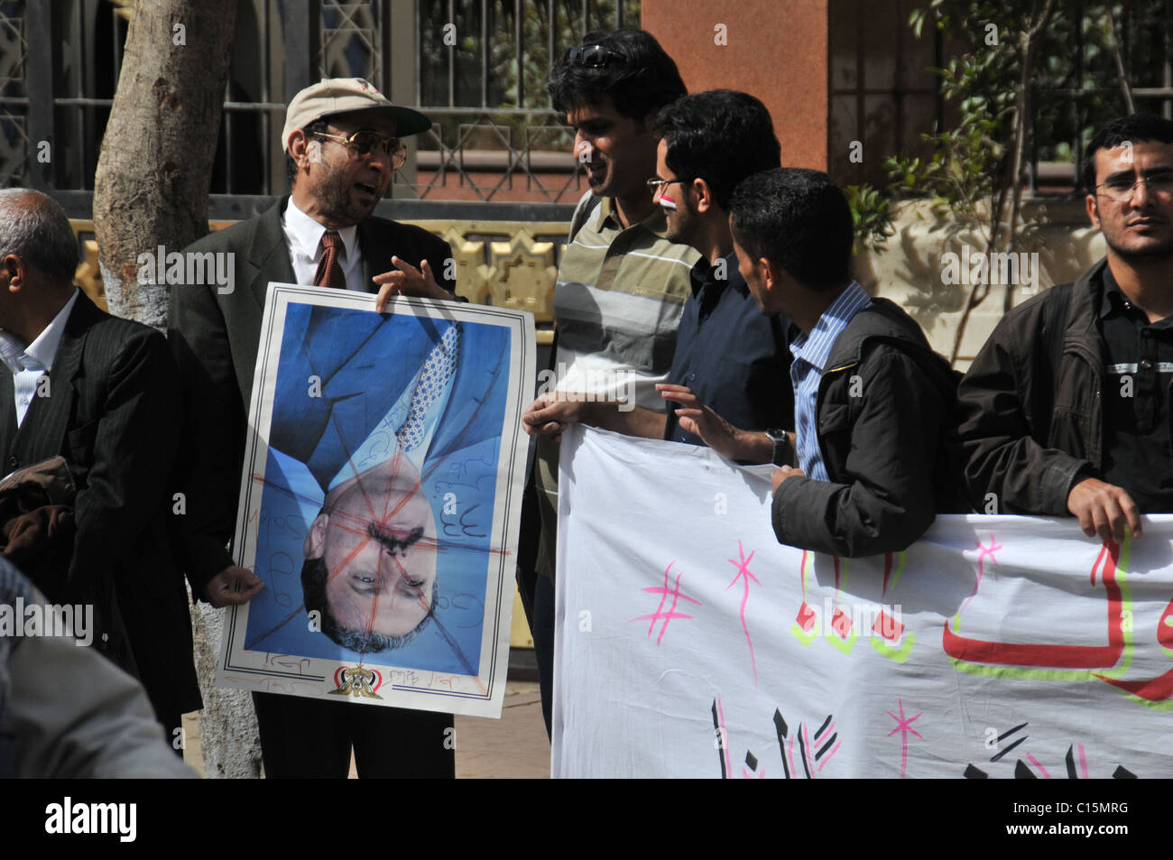 Les manifestants en face de la Ligue arabe de protestation contre le régime et la brutalité de 33 ans ofYemen Le Président Ali Abdullah Saleh Banque D'Images