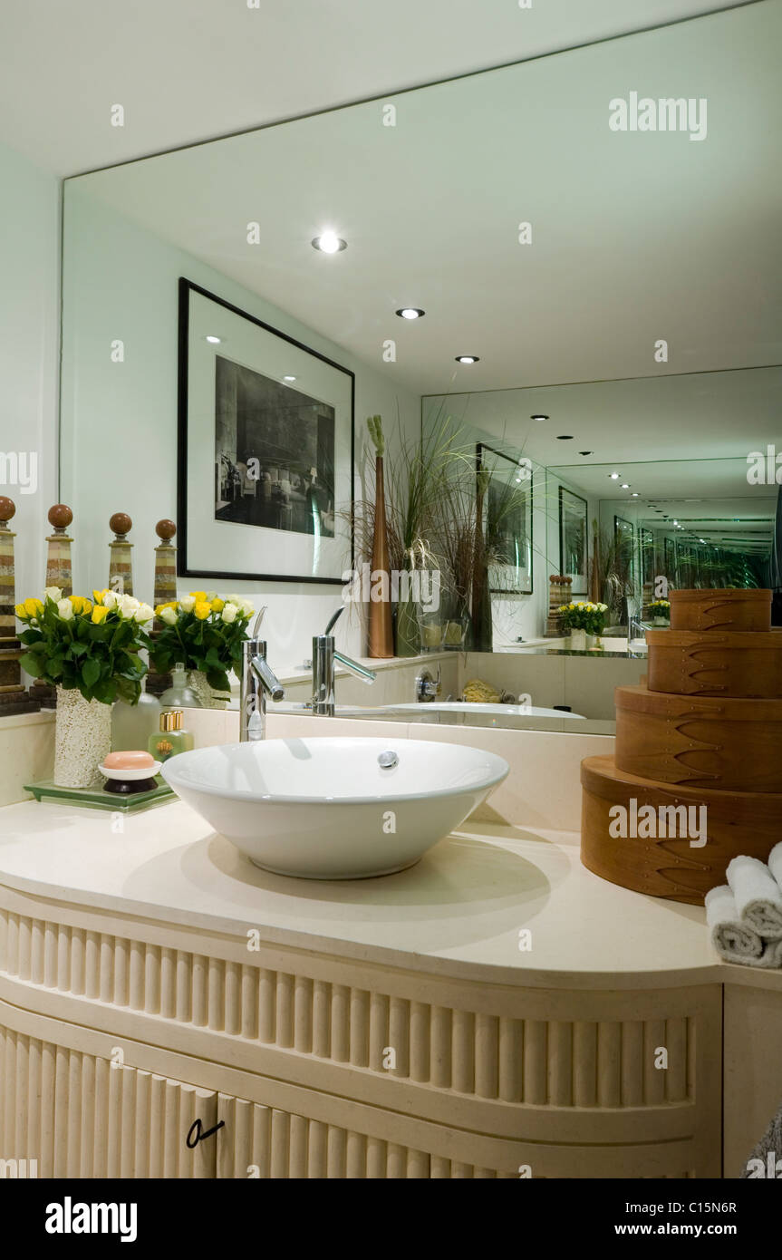 Washbasin on stand bathroom Banque de photographies et d'images à haute  résolution - Alamy