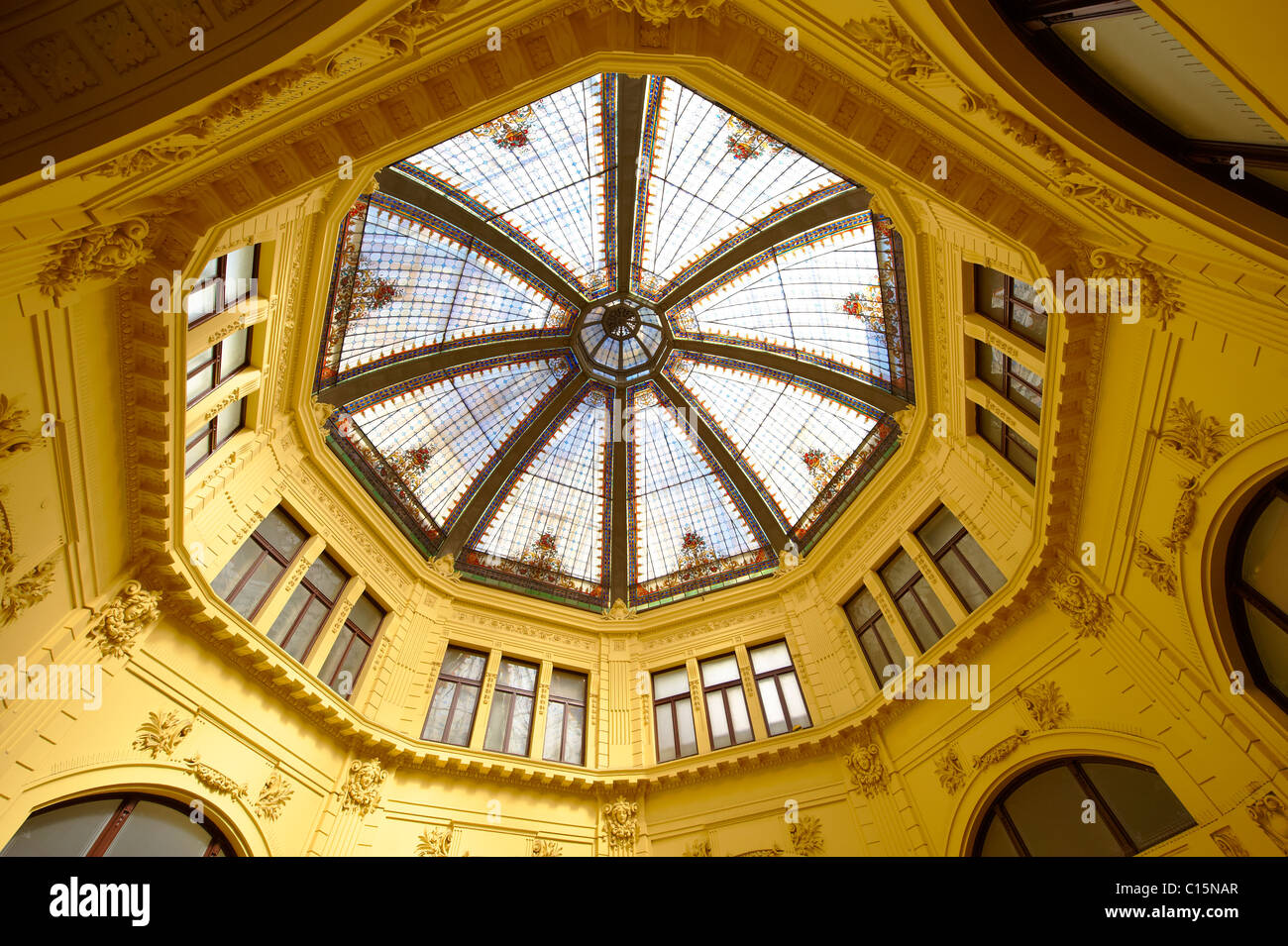 Octogon et son toit en verre teinté, la première banque d'épargne de la Croatie [ 1898-1900 ] bâtiment. , Zagreb, Croatie Banque D'Images