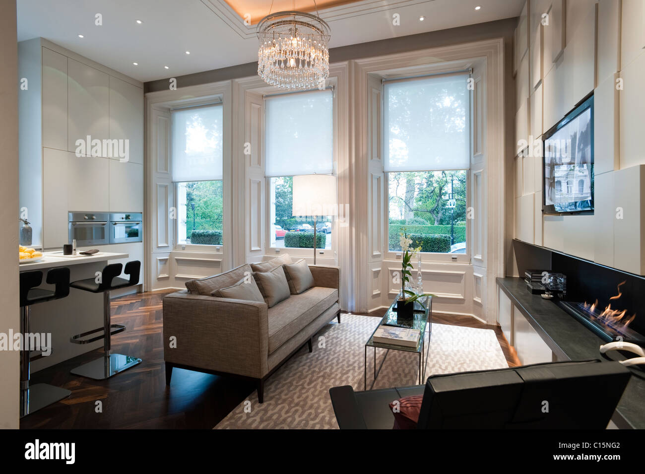 Coin salon avec feu encastré lustre en verre et à London city apartment Banque D'Images