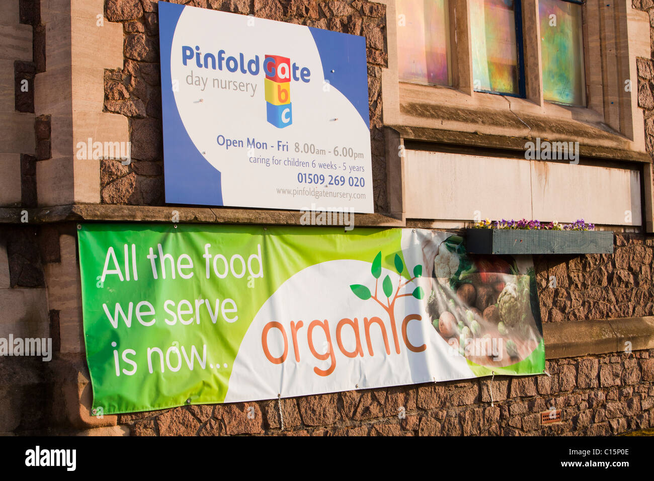 Un signe par les aliments biologiques sur un bâtiment de l'école maternelle à Loughborough, Leicestershire, UK. Banque D'Images
