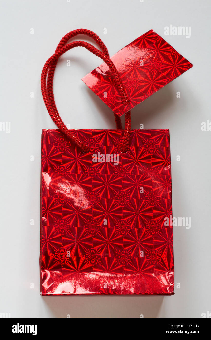 Sac cadeau papier rouge brillant avec des tag isolé sur fond blanc Photo  Stock - Alamy
