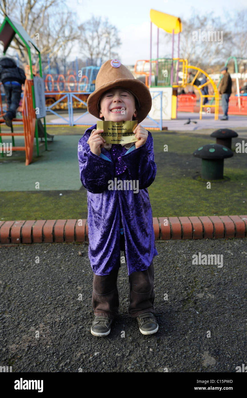 Habillé en écolier pour Willy Wonka world book day uk Banque D'Images