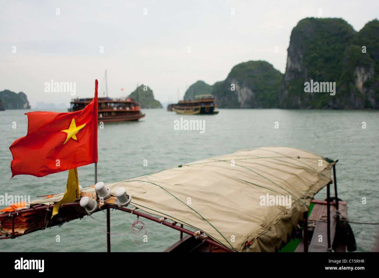 La baie d'Halong, Hanoi, Vietnam flag Banque D'Images