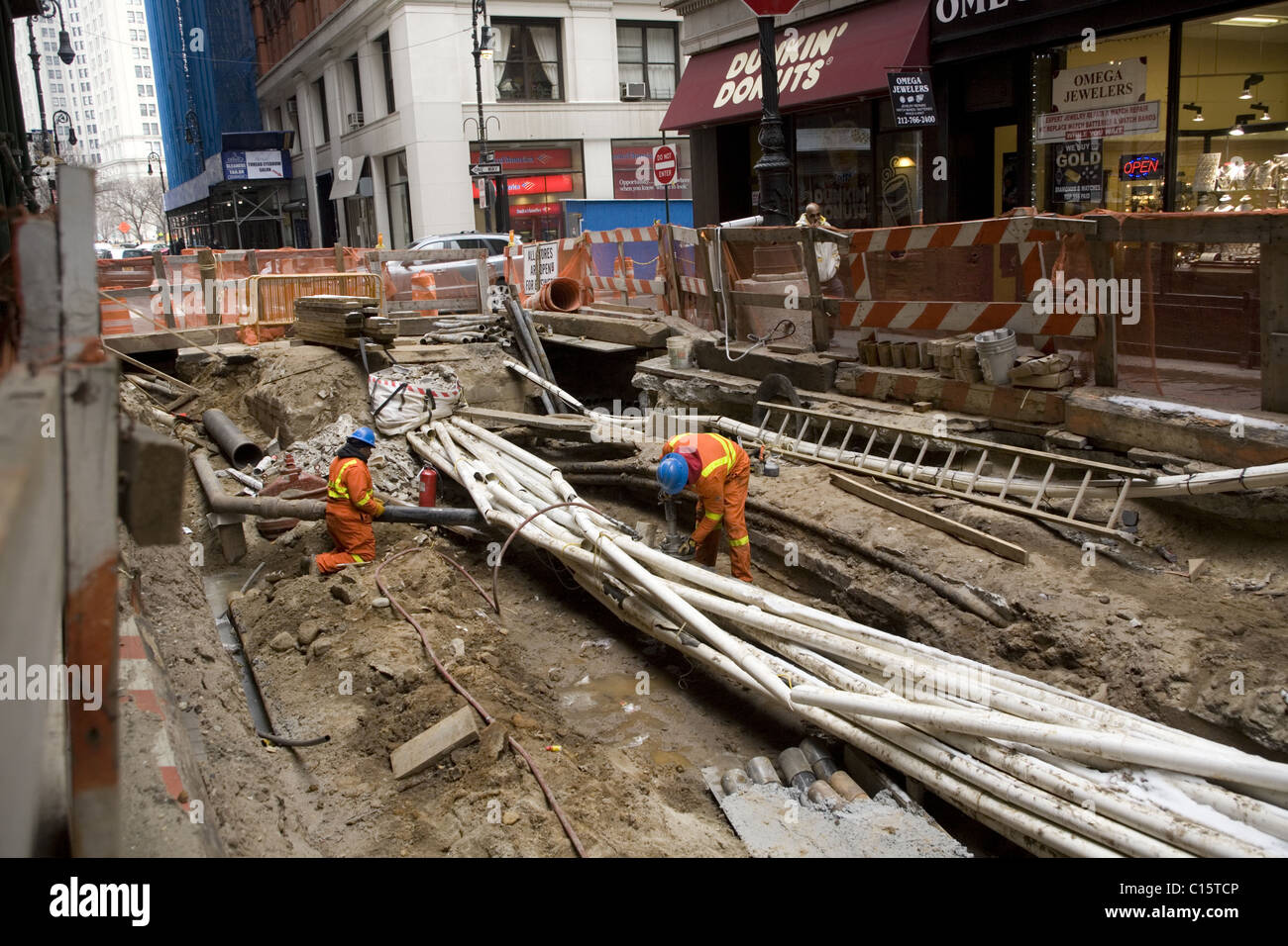 Dug up rues pour réparer l'infrastructure sont des attractions touristiques à Manhattan. Nassau Street. Banque D'Images