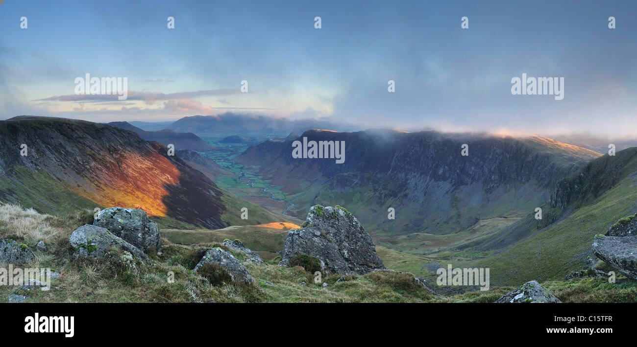 La lumière du soleil sur le Hindscarth fugace, Spy, Maiden Moor et Skiddaw haut au-dessus de la vallée de Newlands, Lake District Banque D'Images