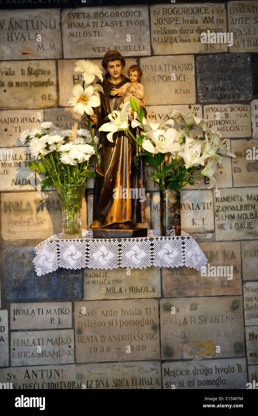 Plaques commémoratives dans le sanctuaire de la Vierge Marie dans l'entrée de la porte de pierre Kamenita Vrata) à Zagreb, Croatie, Grad Gornji Banque D'Images