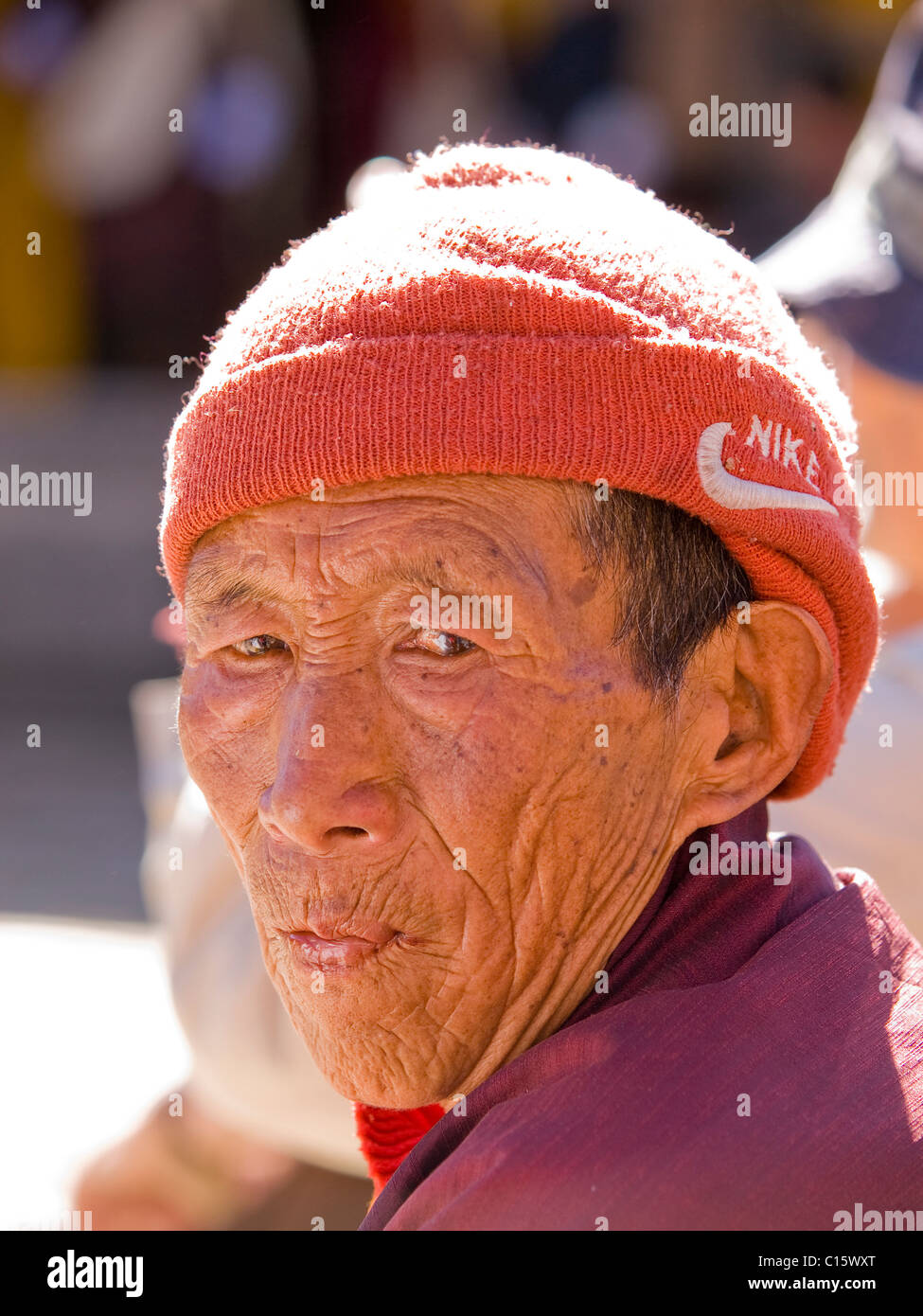 Un homme plus âgé au cours d'un tsechus Bhoutanais (festival) dans la région de Bumthang, Bhoutan Banque D'Images