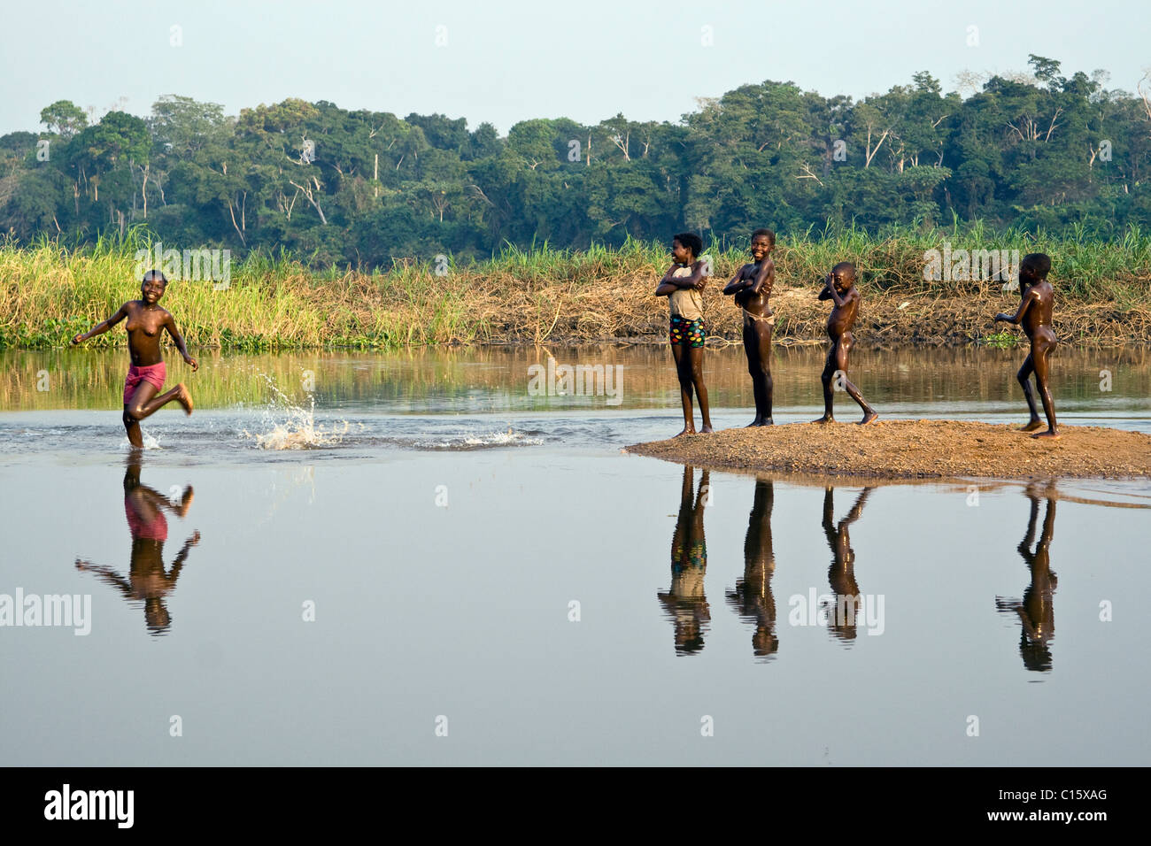 Fleuve Oubangui ,Betou, République du Congo Banque D'Images