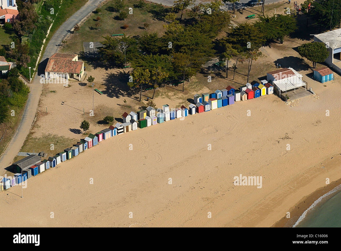 Vue aérienne d'une plage de sable avec des cabines de l'île d'Oléron, Charente Maritime, France Banque D'Images