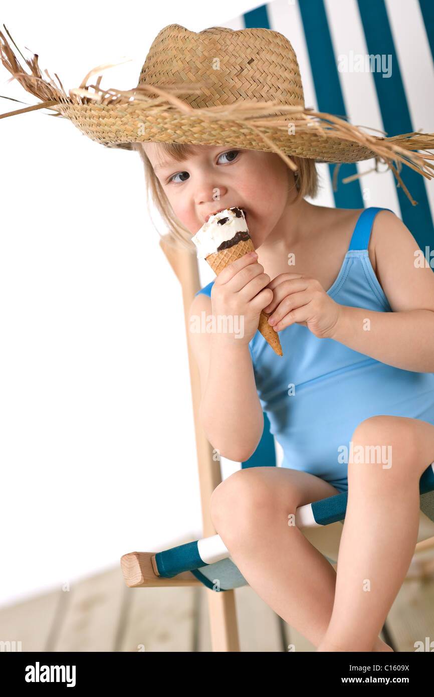 Petite Fille Sur Le Pont De Copresident Avec Chapeau De Paille Et De Glace Creme Glacee Photo Stock Alamy