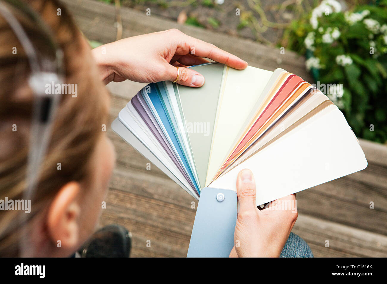 Woman looking at color swatch Banque D'Images