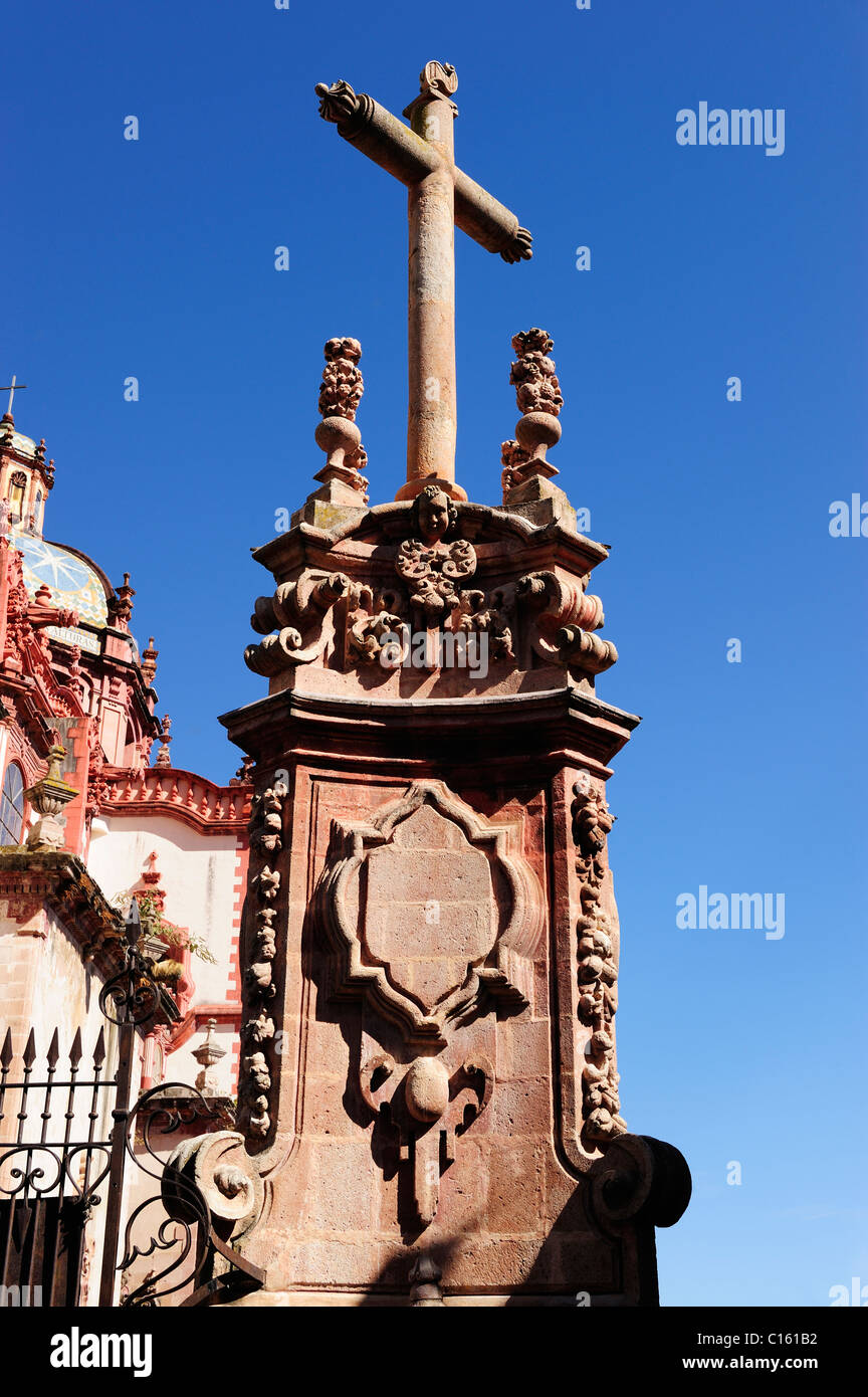 Croix ornée à l'extérieur de Iglesia de Santa Prisca à Taxco, dans l'État de Guerrero, Mexique Banque D'Images