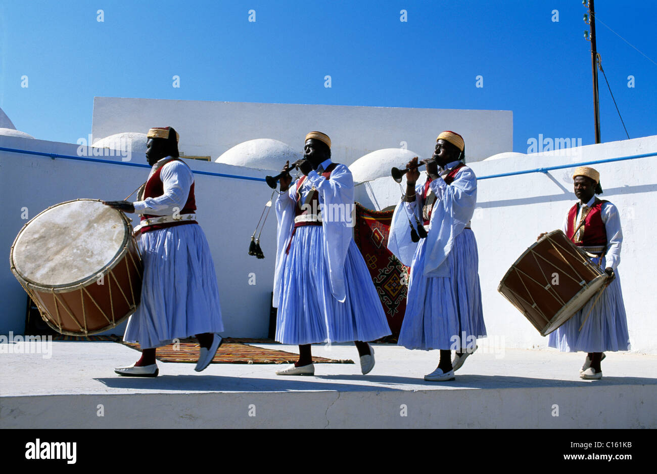 Les musiciens à un mariage berbère, Midoun, Djerba, Tunisie, Afrique Banque D'Images