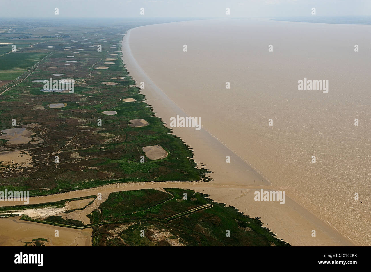 Vue aérienne sur les bords de l'estuaire de la Gironde, Charente Maritime, France Banque D'Images