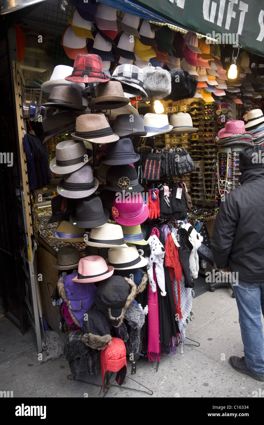 Chapeaux pour vendre le long de la place dans l'East Village, New York. Banque D'Images