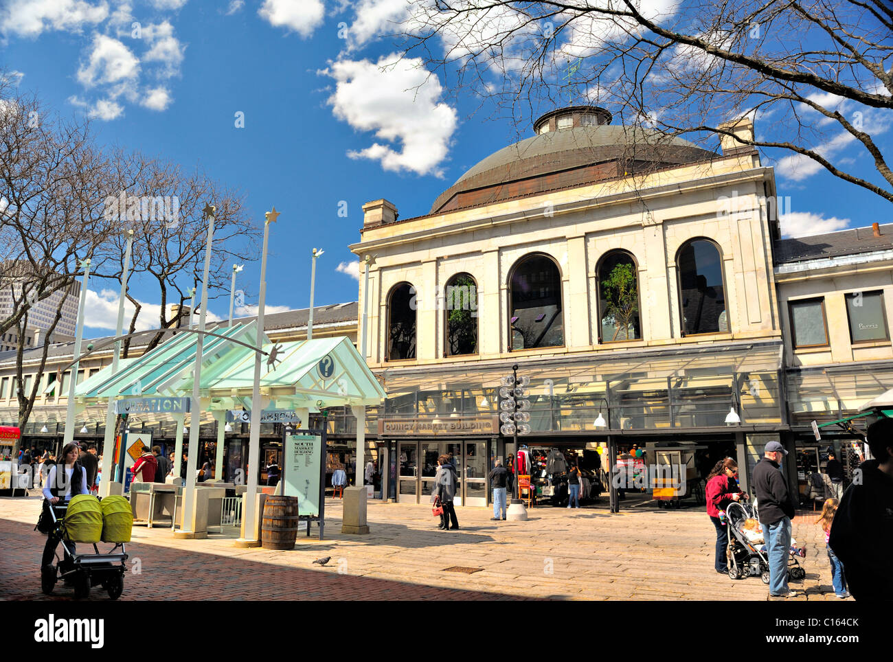 Les acheteurs, les habitants de Boston et les touristes profiter de Faneuil Hall Marketplace à Boston, Massachusetts, USA un jour de printemps près de Quincy Market Banque D'Images