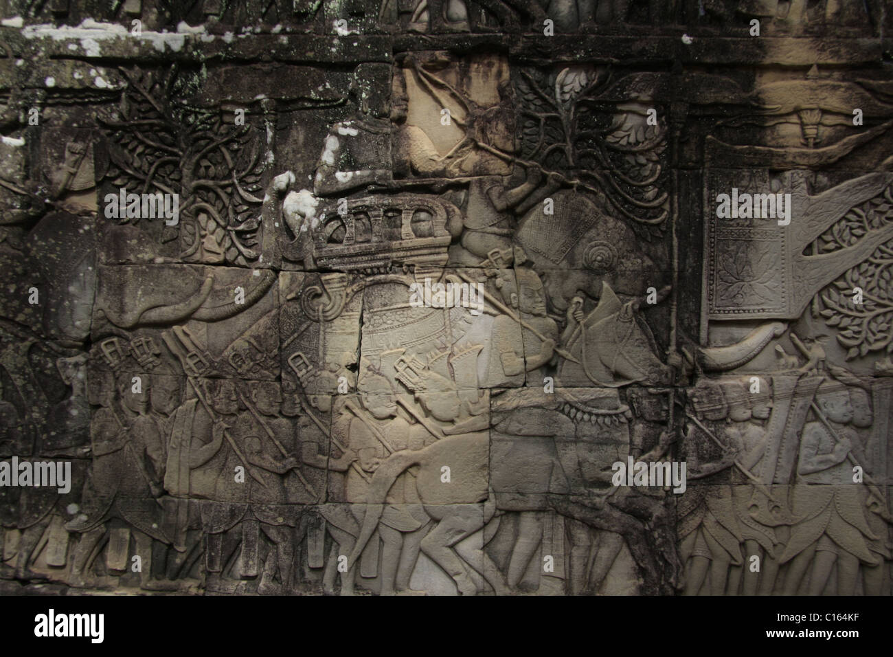 Bas-relief dans la galerie extérieure du Bayon, un temple situé à l'intérieur de la cité royale d'Angkor Thom, Parc archéologique d'Angkor Banque D'Images