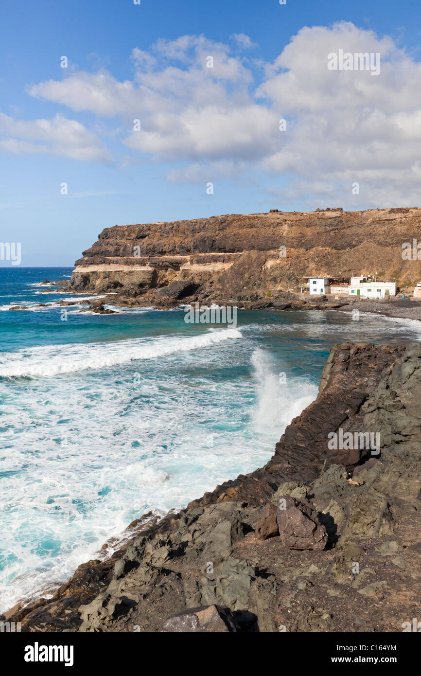 Les mers de l'Atlantique se briser contre des pierres sur le village balnéaire de Los Molinos sur l'île canarienne de Fuerteventura Banque D'Images