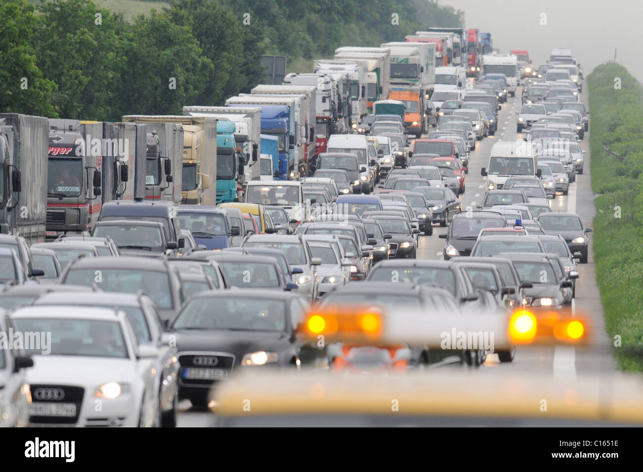 Les feux de signalisation orange d'un véhicule de l'ADAC devant un embouteillage causé par un accident de camion sur l'autoroute A8 en direction de Banque D'Images