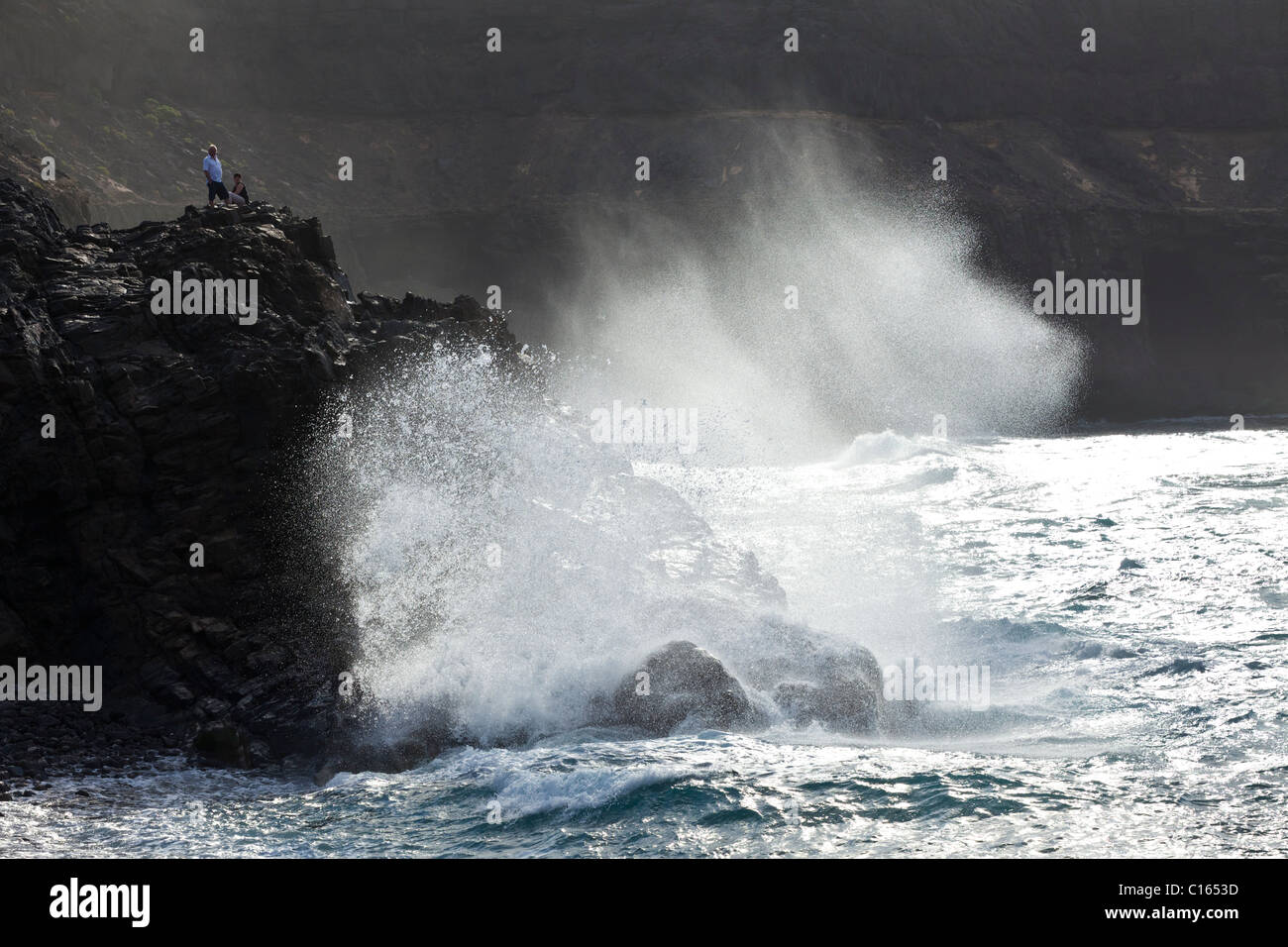 Les mers de l'Atlantique se briser contre des pierres sur le village balnéaire de Los Molinos sur l'île canarienne de Fuerteventura Banque D'Images