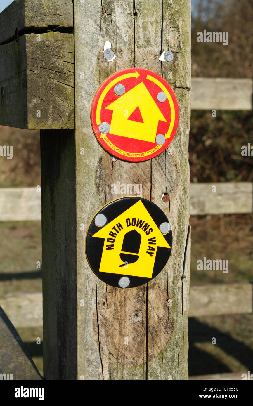 Un post avec des marqueurs pour les North Downs Way et sentier des falaises blanches de Douvres dans le Kent Banque D'Images