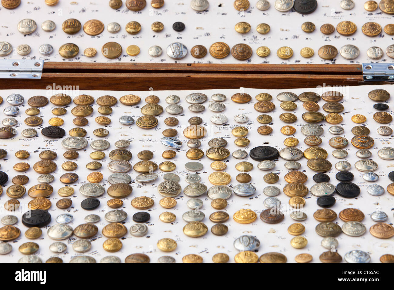 Une collection de boutons d'uniforme de fer lors d'une des adeptes des  chemins de vendre à Loughborough, Leicestershire, UK Photo Stock - Alamy