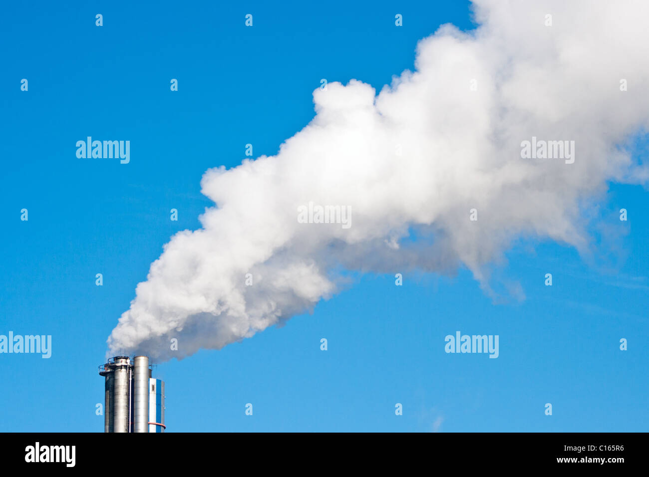 L'émission de fumée d'usine de tuyaux Banque D'Images