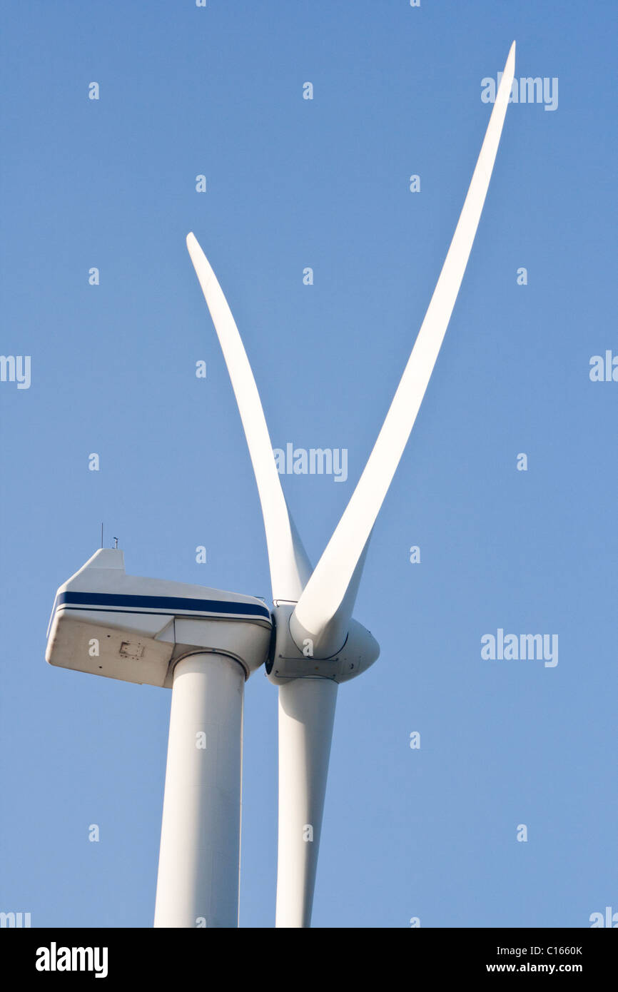 La production d'électricité éolienne blanc sur ciel bleu Banque D'Images