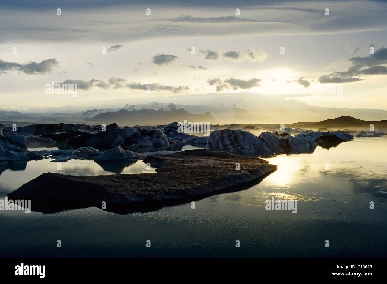 Les icebergs flottant sur un lac glaciaire, Sundown, Joekulsárlón au pied de l'Vatnajoekull, Islande, Europe Banque D'Images